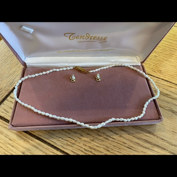 <3 Pearl earring & necklace set - Picture 2 of 2